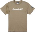 【先行予約販売：2024年8月下旬発売〜お届け商品】 【BIGサイズ対応商品】 Grande.F.Pスタンダード.ロゴプリント半袖Tシャツ　サンドカーキｘホワイト